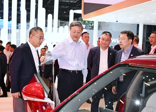 陳吉寧調研上海車展，察看首發(fā)新品最新技術